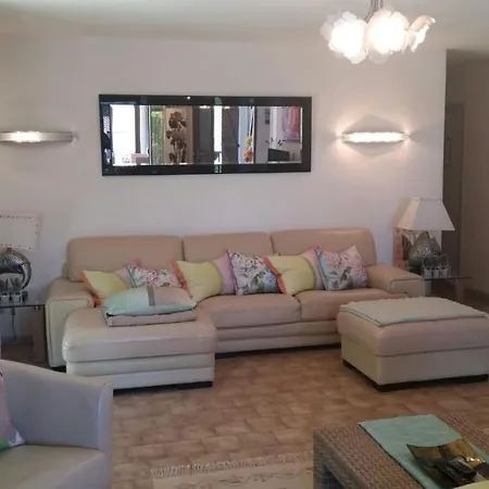 Beautiful 3-bed House In Sainte-maxime 別荘